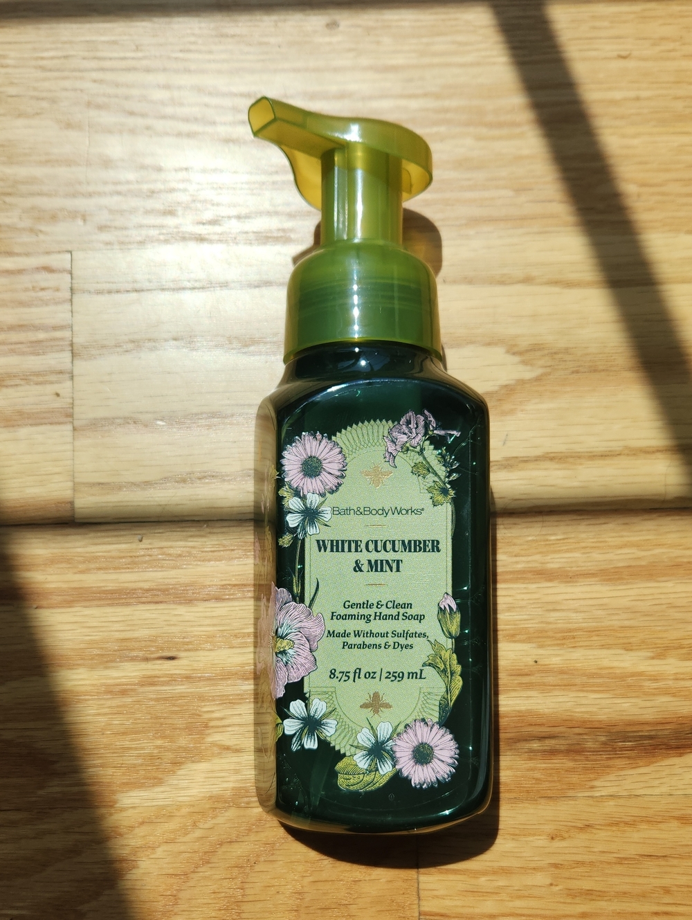 Bath & Body Works White Cucumber & Mint Foaming Hand Soap - Green